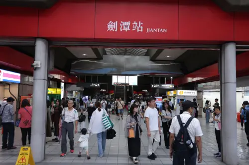 ▲劍潭站下午5時人潮尚可，並未出現擁擠狀況。（圖／記者朱永強攝）