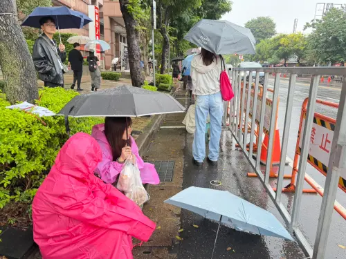 ▲民眾選擇在起點處等候，為了一睹劇團操偶師從貨車下車的「經典畫面」。（圖／記者周淑萍攝）