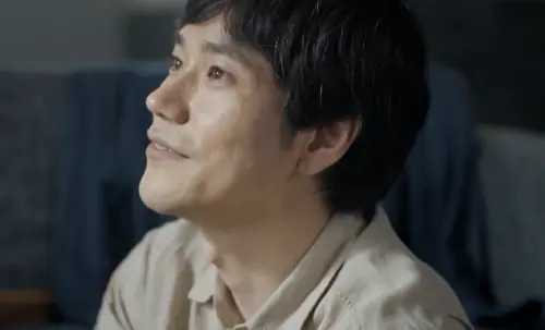 ▲松山研一飾演的「充」有慣性逃跑的問題。（圖／翻攝自IG@tshirts_tbs）