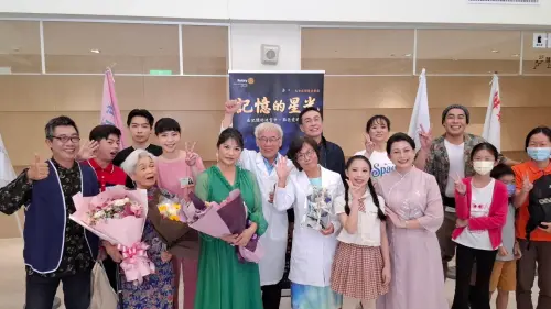 ▲金尚東編導(左一)與演員們合照。（圖／翻攝畫面）