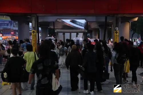▲捷運劍潭站晚間湧入人潮。（圖／記者朱永強攝）