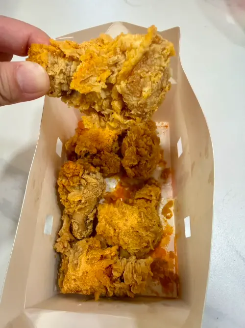 ▲灑粉棒腿6入加購價99元，有3種口味可選，起司棒腿很受小孩喜愛。（圖／記者黃韻文攝）