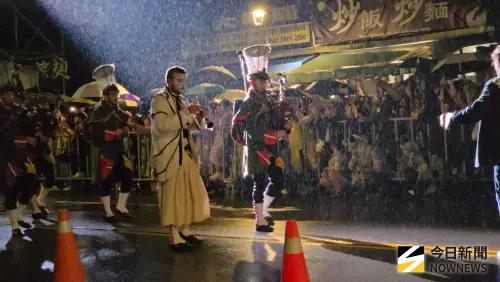 ▲不畏現場雨勢，《大象來了》遊行吸引大批人潮圍觀。（圖／記者周淑萍攝）