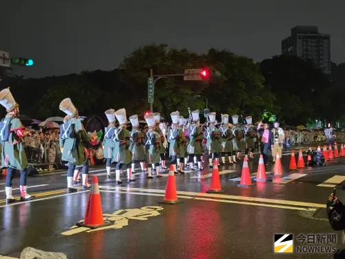 ▲《大象來了》遊行表演者們扛著雨勢展開熱鬧的遊行表演。（圖／記者周淑萍攝）