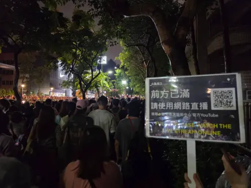 ▲《大象來了》遊行晚間8點現場人潮已經開始湧現，現場人潮管制也啟動了。（圖／記者周淑萍攝）