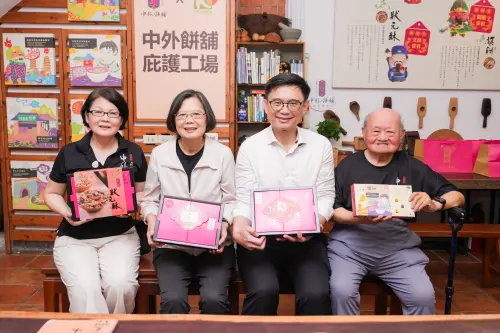 ▲ 張美華與餅舖第五代、第七代合體，特別拿出「將」、「相」兩枚棋餅，以「出將入相」勉勵賴瑞隆，現場氣氛輕鬆歡樂。（圖／翻攝畫面）