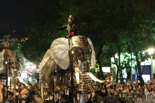 直播／雨變小了！《大象來了》5公尺機械巨象現身　圍觀人潮湧現
