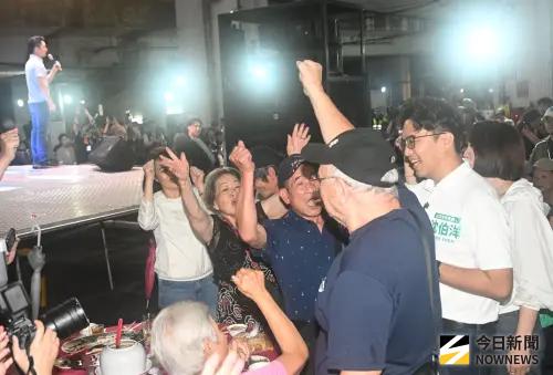 跑攤強碰！蔣萬安握手致意　沈伯洋咬耳朵有話想說