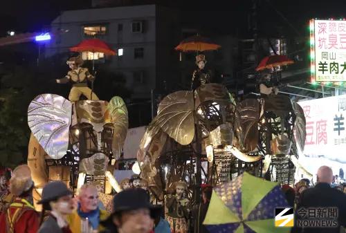 現場直擊／大象來了太震撼！民眾看到落淚　冒雨苦等直呼不虛此行
