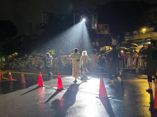 ▲《大象來了……》今（6）日晚間開場前一度下起大雨，但仍有大批民眾撐傘守候，雨勢未澆熄觀賞熱情。（圖／記者周淑萍攝）
