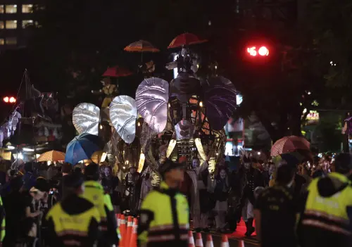 圖輯／3巨象走進台北！《大象來了》雨中震撼萬人　絕美瞬間速看