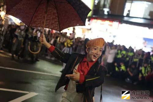 ▲演員近距離與沿途觀眾互動，讓《大象來了……》在雨中更添歡樂與戲劇感。（圖／記者朱永強攝）。