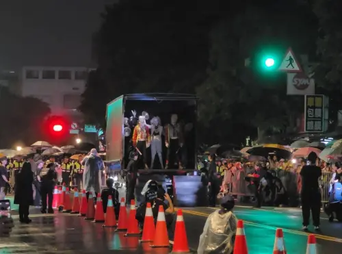 ▲《大象來了……》開場操偶師與演員從貨車車廂魚貫現身，是不少網友點名必看的經典畫面。（圖／記者周淑萍攝）