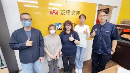 ▲嶺東科大應外系教師赴安堡文教補習班關心學生實習情形與學習表現.（圖／嶺果科大提供）