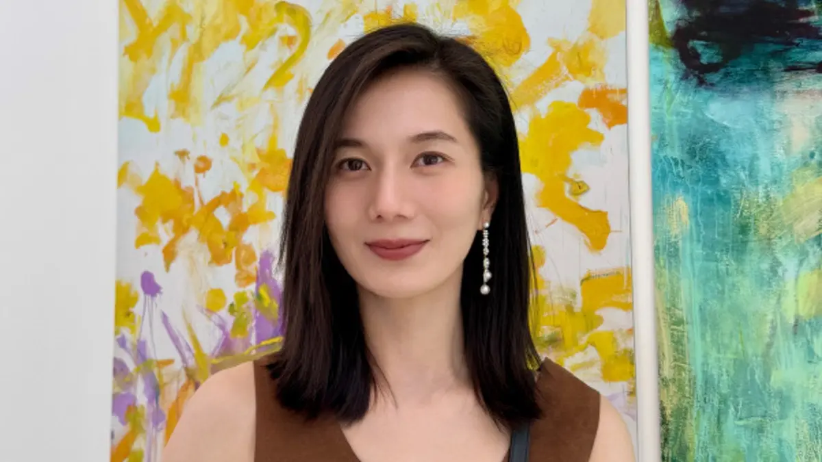 ▲彭楊（如圖）在《早春晴朗》中飾演人資主管Tracy，被書迷封為「天選Tracy」，身高170公分的她，高挑比例及俐落職場穿搭受到觀眾關注，她平時透過羽毛球、游泳、跳繩及重訓維持體態。（圖／翻攝自微博）