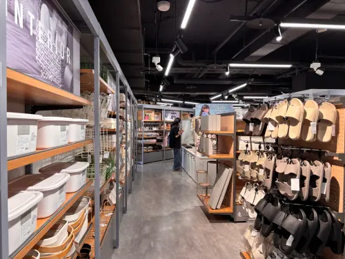 ▲3COINS 台灣首店佔地約 112 坪，店內規劃 7 大主題區，提供寬敞舒適的購物空間。（圖／記者徐銘穗攝,2026.09.07）