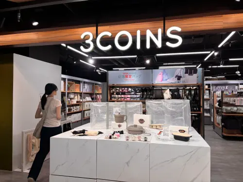 ▲3COINS 台灣首店特別推出台灣限定商品，包含購物袋與小物收納包等獨家款式。（圖／記者徐銘穗攝,2026.09.07）