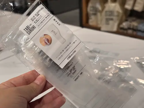 ▲適合旅行出差使用的「拋棄式分裝袋」，纖細體積不占空間，用完即丟相當衛生。（圖／記者徐銘穗攝,2026.09.07）