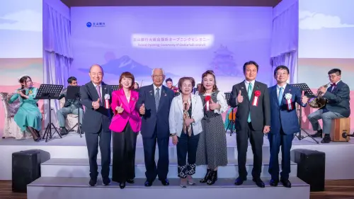 ▲玉山創辦人黃永仁（左）、日本關西台商協會會長中西美姬（左二）、玉山金控董事長黃男州（右）、眾議院議員岩谷良平（右二）、日本大阪台灣同鄉會會長謝美香（右三）出席玉山大阪出張所開業晚宴，展現台日雙方友好情誼。（圖／玉山金控提供）
