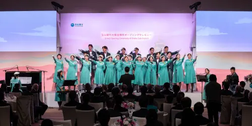 ▲玉山合唱團於大阪出張所開業晚宴中獻唱祝福。（圖／玉山金控提供）