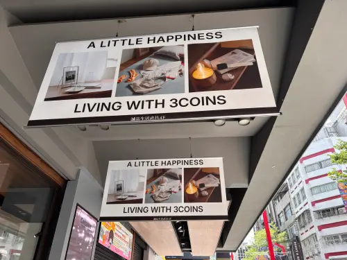 ▲誠品生活武昌 1 樓騎樓懸掛 3COINS 開幕海報，引導民眾前往 4 樓門市。（圖／記者徐銘穗攝,2026.09.07）