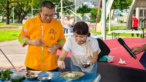 ▲主委楊瑞霞與主廚一同完成料理擺盤，並親手為面帕粄淋上醬汁，與民眾分享創意米食。（圖／高市府客委會提供）