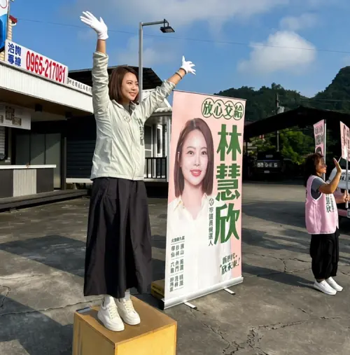 ▲旗美九區這次重新出發的林慧欣在旗山美濃的交界處拜票。（圖／南方問政連線提供）