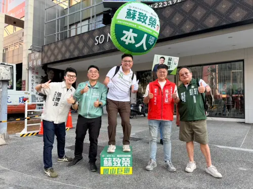 ▲ 鳳山區候選人蘇致榮由三民區議員張博洋、仁大鳥大區議員邱俊憲陪同在鳳山區青年路和建國路口拜票。（圖／南方問政連線提供）