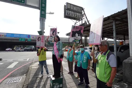 ▲爭取第二屆連任的湯詠瑜在苓雅區三多路跟武營路口拜票。（圖／南方問政連線提供）
