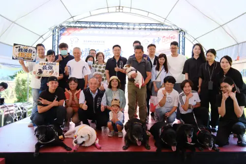 退役搜救犬回娘家　中市消防局向毛英雄致敬
