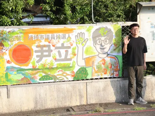 ▲尹立笑說，當看板重新掛回社區後，他反而非常開心，「因為我現在擁有兩面全台獨一無二的競選看板。」（圖／左營楠梓市議員候選人尹立提供）
