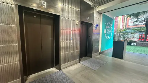 ▲若想最快抵達 4 樓 3COINS 門市，建議從誠品生活武昌側邊的西門町意舍酒店（amba）無障礙電梯搭乘上樓，出電梯即可直通賣場。（圖／記者徐銘穗攝，2026.09.07）