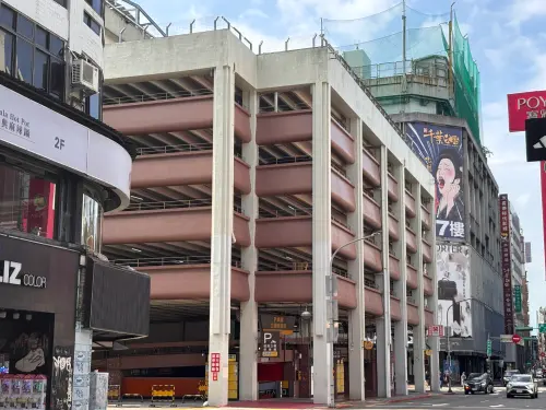 ▲位於誠品生活武昌周邊的峨眉立體停車場，提供坡道平面車位，是開車族前往西門町採購 3COINS 時的備案停車選擇。（圖／記者徐銘穗攝，2026.09.07）
