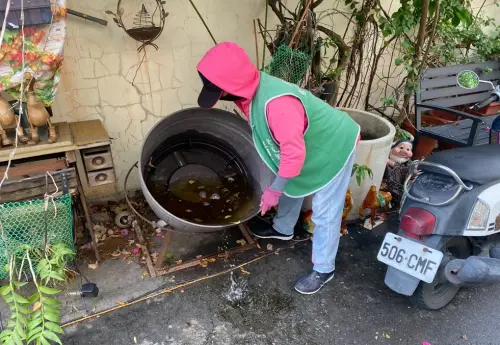 ▲環保志工沿牛稠溪岸邊撿拾家用垃圾、瓶罐、鞭炮紙箱及煙蒂等，結合健走運動，以實際行動維護環境整潔。（圖／屏東縣府）