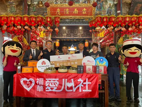 ▲台中福華飯店廖國宏董事長攜手西螺福興宮將送暖物資親自送到關懷戶，讓愛心佈滿社會.（圖／福華提供）
