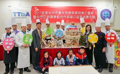▲廖國宏擔任台中市觀光旅館商業同業公會理事長期間，聯手公會會員舉辦「耶誕公益暨捐.贈活動」，挹注弱勢。（圖／福華提供）