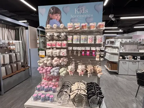 ▲門市內特別設有「Kids Accessories」兒童飾品專區，集結各式繽紛髮帶、髮夾與萌系玩偶吊飾，百元有找的高 CP 值，非常適合家有女兒的家長前來挖寶採購。（圖／記者徐銘穗攝，2026.09.07）