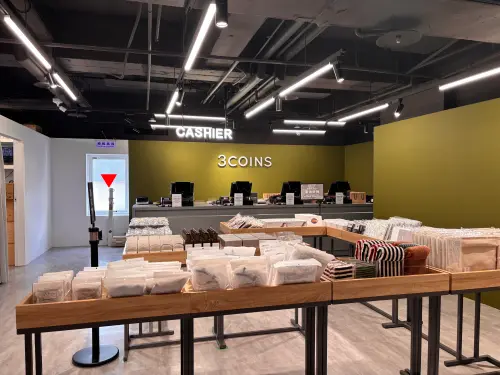 ▲3COINS 台灣首店占地 112 坪空間明亮寬敞，動線規劃流暢，選購完畢後可直接至動線右側的收銀櫃檯（CASHIER）快速結帳。（圖／記者徐銘穗攝，2026.09.07）