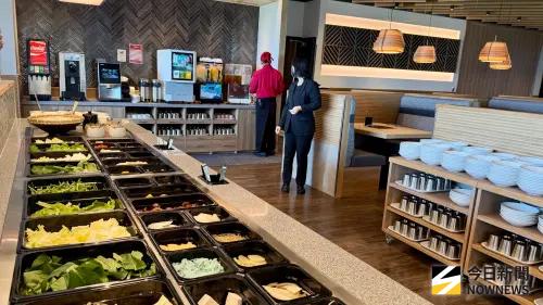 ▲全新自助吧提供多款特製醬料以及超過 25 種新鮮食材，從醬料調配到食材選擇都能隨心組合，讓每一鍋都能展現不同層次的美味。（圖／記者陳美嘉攝，2026.09.07）