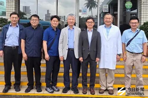 ▲國際職業衛生學會(ICOH)主席姜聖圭(Dr.Kang)(中)率員到中鋼公司診療所瞭解員工健康保護及健康促進的情形，由中鋼公司診療所主任劉冠群(右2)加以說明。(圖／記者黃守作攝，2026.09.07)