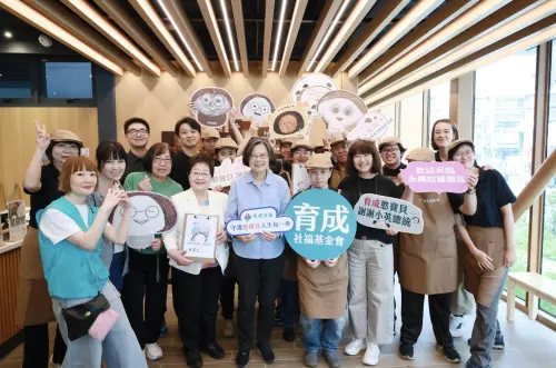 ▲蔡英文參訪庇護園區，致詞時期盼大家不是在中秋節、過年才想到庇護工場，也不是因同情才來消費一次，而是每天的選擇。（圖／蔡英文辦公室提供）