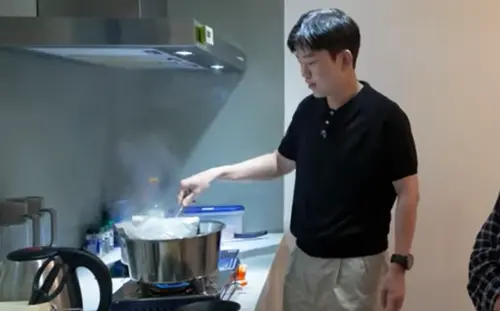 Joeman突然回歸頻道！凌晨4點親自下廚：我已經學會煮牛肉麵了
