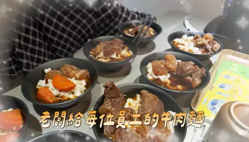 ▲Joeman加熱冷凍牛肉包，煮給所有員工吃。（圖／Joeman YouTube）
