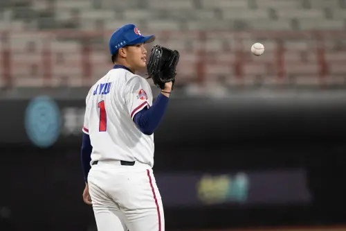 劉任右U18猛飆156KM火球！「1動作」超反差萌　網笑翻：被圈粉了

