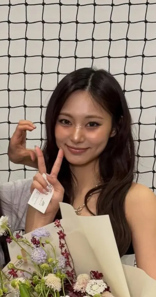 ▲子瑜今年3月跟TWICE在大巨蛋開唱，在後台拿AAA的名片被發現。（圖／Threads）