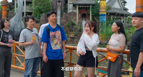 ▲Joeman經紀人（右三）強調設施並不恐怖，真正可怕的是不能穿雨衣，「Joeman Studio規定不能穿雨衣。」讓網友立刻聯想到先前蕭伊控訴Joeman要求無套。（圖／Joeman YT）