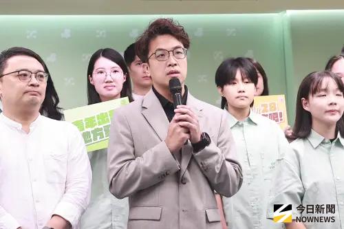 影／蔣萬安加碼生生喝鮮乳　沈伯洋笑：如iPhone鏡頭一樣越變越多