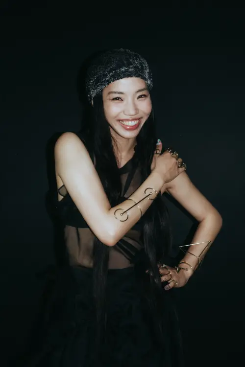 ▲洪佩瑜（如圖）以一襲黑色薄紗長裙小露性感，並以〈一哄而散〉、〈在太平洋中央漂流〉揭開序幕。（圖／何樂音樂提供）