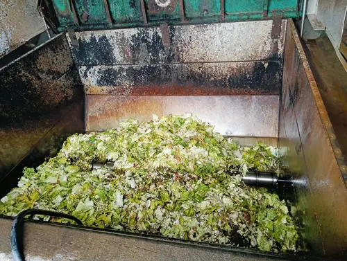 ▲收受植物性蔬果殘渣等生廚餘，透過破碎、酸化水解與厭氧發酵產生沼氣來發電。(圖／柳榮俊攝2026.9.8)