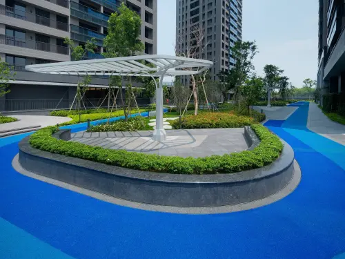 ▲鼎宇森花園規劃16項豐富休閒公設，約3,000坪森林聚落與開闊中庭景觀，串聯約213公尺PU環狀跑道，打造全齡共享的健康森活環境。（圖／業者提供）